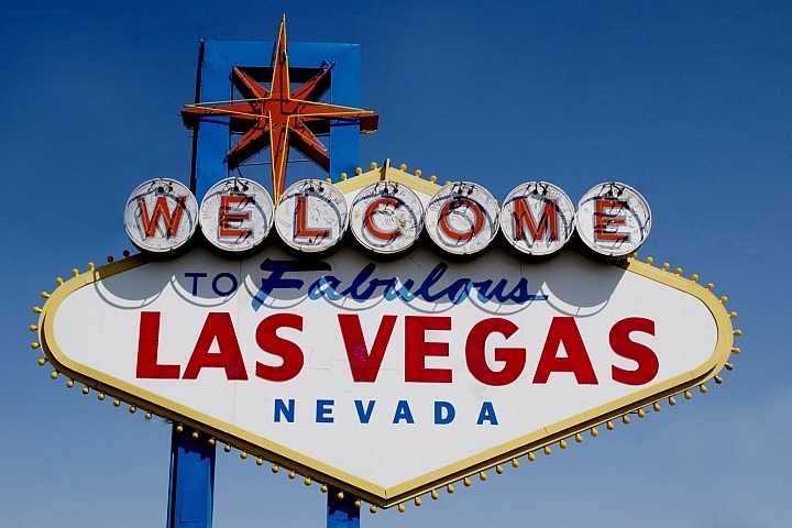 picture of iconic welcome to fabulous las vegas sign