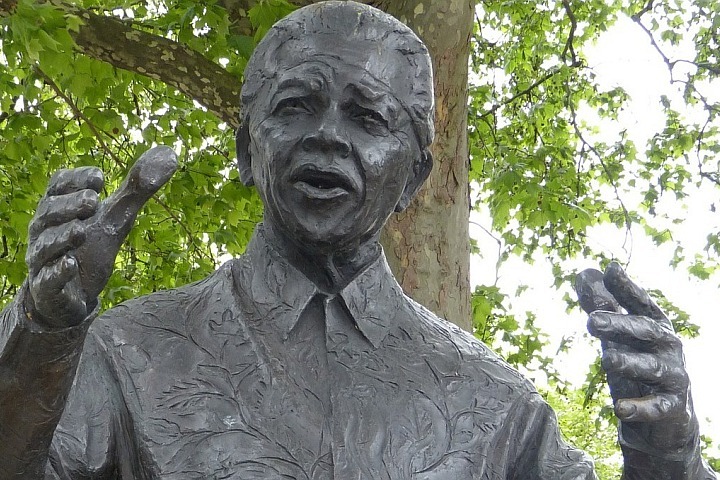 statute image of Nelson Mandela in park